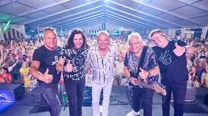 Fünf Musiker auf einer Bühne | Die Nockis begeistern seit Freitagabend ihre Fans in Millstatt