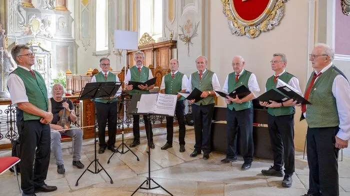 Nach der Festmesse, zelebriert von Pater Anselm und vom MGV St. Margarethen gesanglich und musikalisch umrahmt, ging es zum gemütlichen Beisammensein auf die Loretowiese. Mit flotter „Oberkrainer Familienmusik“ aus Begunje genossen die Teilnehmer einen gemütlichen Nachmittag.