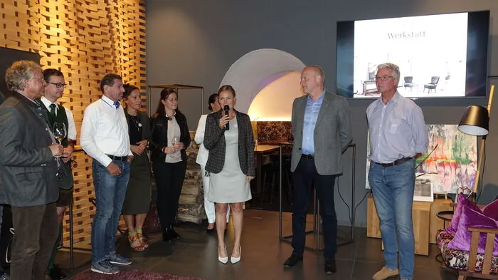 Gerlinde Percht inmitten ihres Teams und den Gratulanten im Restaurant Brunner
