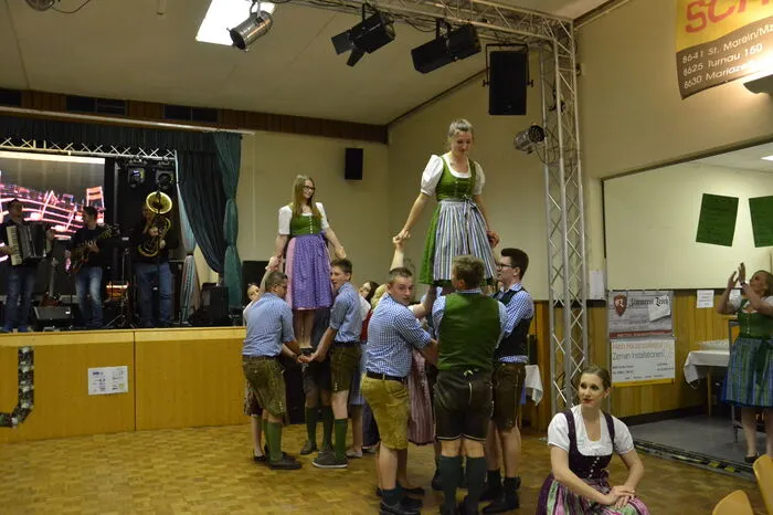 Bei der Polonaise mit Hebefiguren strengten sich die Tänzerinnen und Tänzer besonders an.