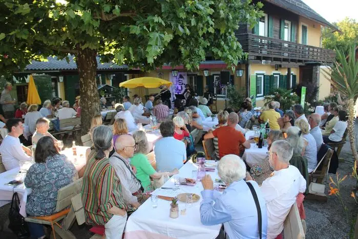 Drei außergewöhnliche Musiker, sommerliche Temperaturen, ein idyllischer Gastgarten mit kulinarischen Schmankerln und beste Stimmung waren der perfekte Mix für einen grandiosen Konzertabend im Schilcherhof in Ligist. 