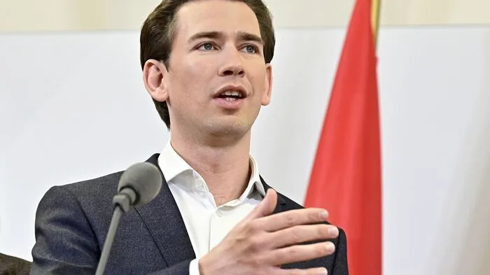 Sebastian Kurz von der ÖVP (33 Jahre, aus Wien) wird Bundeskanzler und Medienminister.  Er war jüngster Außenminister, jüngster Bundeskanzler und dann auch jüngster Altkanzler, nachdem die Koalition mit der FPÖ im Vorjahr krachend scheiterte und Sebastian Kurz von einer Mehrheit im Parlament abgewählt wurde. Nun versucht Kurz, der 2017 als neuer ÖVP-Chef die Koalition mit der SPÖ platzen ließ, mit den Grünen sein Glück. Das Regierungsprogramm trägt klar die Handschrift der ÖVP, die unter Kurz türkis wurde – mantraartig spricht er vom „Kampf gegen illegale Migration“. Sein Jus-Studium schloss der Wiener nie ab. Ideologisch gilt er als anpassungsfähig, inhaltlich als „Kontrollfreak“, der nichts dem Zufall überlassen will.