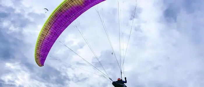 Der Paragleiter wurde bei dem Absturz schwer verletzt (Symbolfoto)
