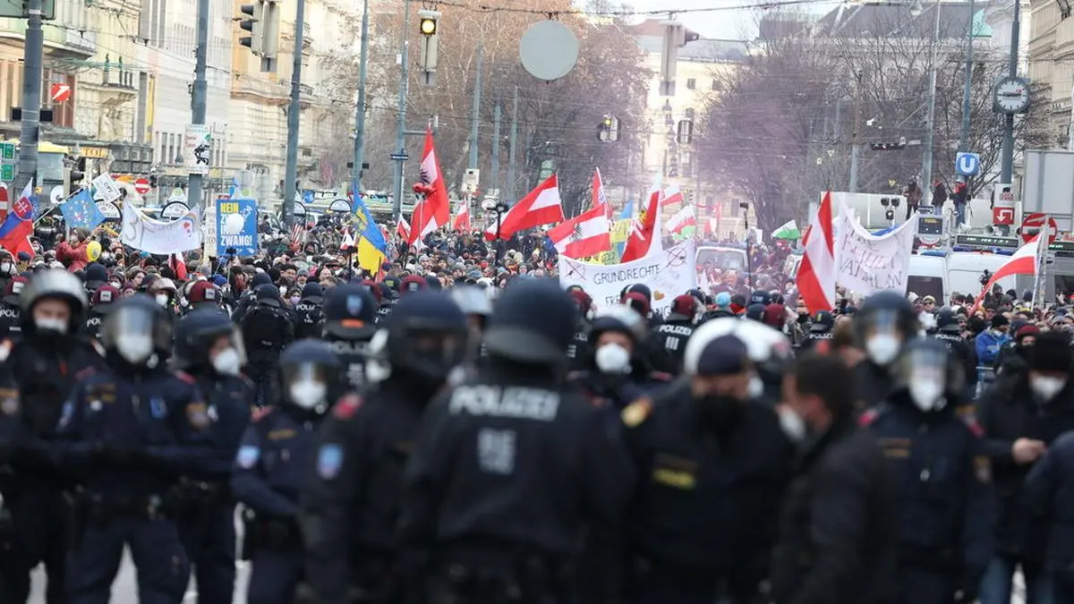 Die Unterzeichner fordern, die Polizei solle bei Demonstrationen nicht ´drohend gegenüberstehen´.