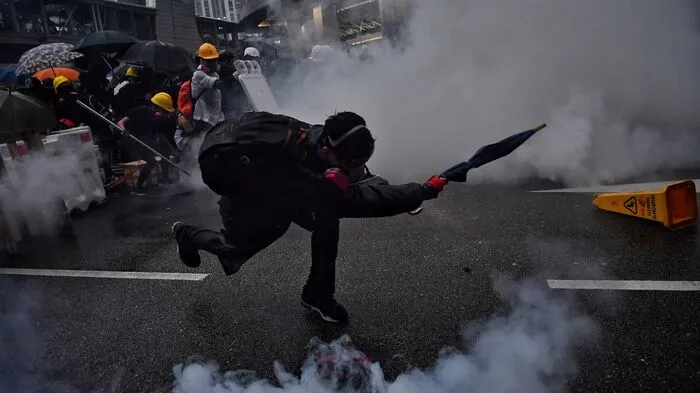 Bei den Ausschreitungen am Samstag nahm die Polizei nach offiziellen Zahlen 29 Menschen fest.
