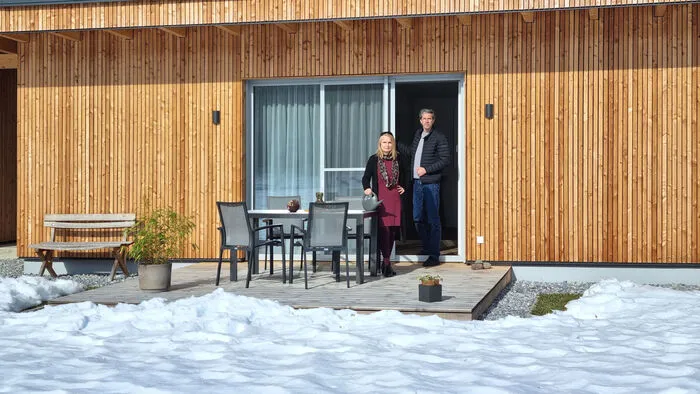 Barbara Ambrusch-Rapp und ihr Mann Marcel vor dem neuen Ferienhaus