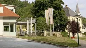 Der Schlossstadel (links) und das Gemeindeamt Keutschach