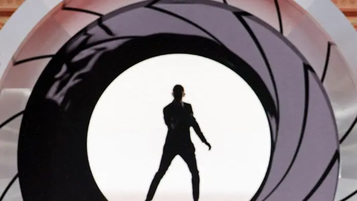 Schwarze Silhouette eines Mannes in einer Kameralinse