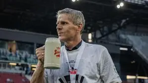 2025 jubelte Dietmar Kühbauer in Klagenfurt mit dem WAC über den Cupsieg