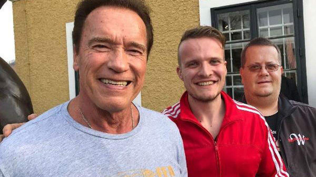 Kevin Lagler und Christian Wagner (1/3 vom Wildbach Trio) trafen Schwarzenegger im Frühjahr bei einem Besuch im Museum in Thal