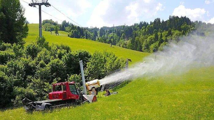 Wenn mitten im Sommer die Schneekanonen angeworfen werden, sind die Techniker am Werk