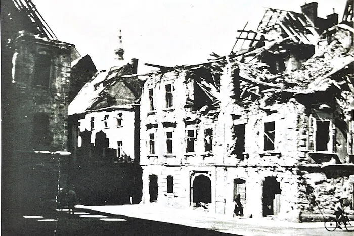 Im 2. Weltkrieg wurden mehrere Gebäude am Platz durch Bombentreffer zerstört