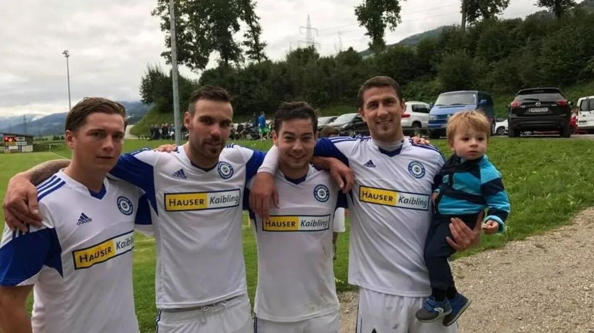 Der zehnfache Torschütze Marijan Blazevic (rechts mit Kind)