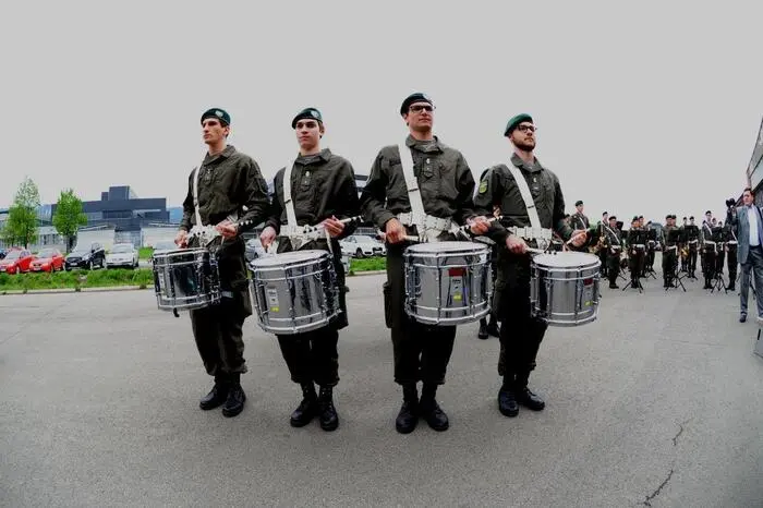 Die steirische Militärmusik und die Polizeimusik Steiermark intonierten zu Beginn flotte Marschmusik, ehe die diversen Redner ans Pult traten.