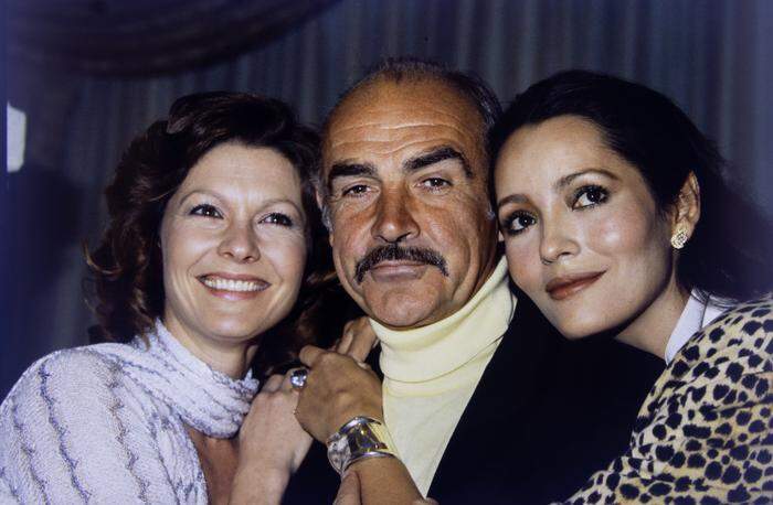 Pamela Salem (links) mit Sean Connery und Bond-Girl Barbara Carrera (rechts) bei der Pressetour zu „Sag niemals nie“ im Jahr 1983