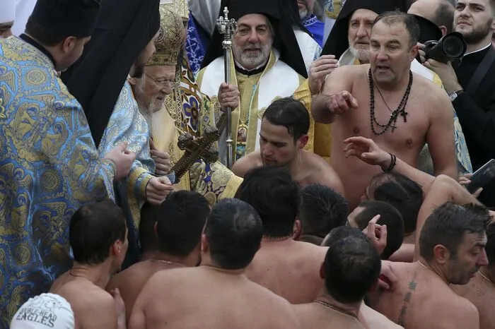 Der Ökumenische Patriarch von Konstantinopel hat zuvor ein Kreuz aus Holz in das "Goldene Horn", das ist ein Meeresarm am Bosporus in Istanbul, geworfen.
