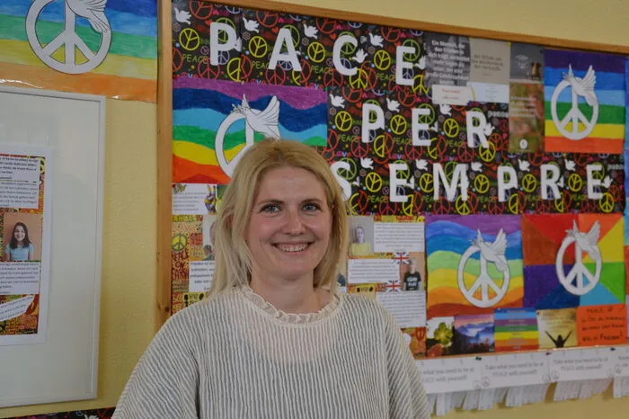 Die Hasen wurden mit Acrylfarbe bemalt und mit Schwämmchen betupft. Die Schüler wurden inspiriert, verschiedene neue Techniken auszuprobieren", sagt Lehrerin Silvia Hemmer.