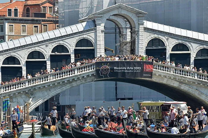 In Italien ist eine ganze Stadt Thema dieser Diskussion: In Venedig denkt man an die Einführung einer Eintrittskarte für den Markusplatz. Denn auch hier weiß man sich angesichts der Touristenströme nicht mehr anders zu helfen.