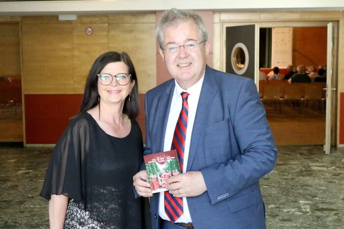 Nicht mit Applaus sparten nach über zwei Stunden an diesem vergnüglichen Abend unter anderen Bürgermeister Walter Zemrosser mit Stellvertreterin Doris Hofstätter (Foto), Kulturkoordinator Michael Wasserfaller, Auer-von-Welsbach-Museumsleiter Roland Adunka sowie Sängerurgestein Manfred Ramprecht!