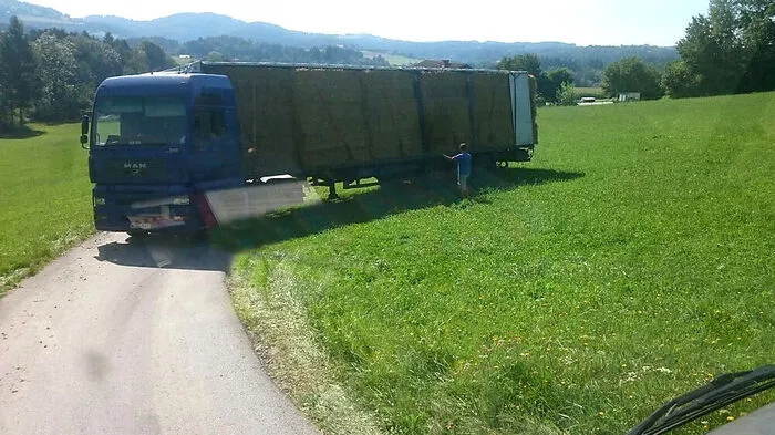 Der Lkw aus Ungarn konnte wieder auf die Straße gebracht werden