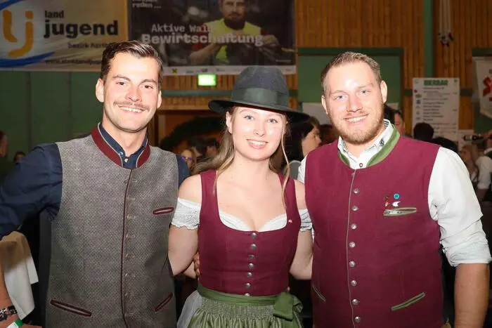 Der Bezirksbauernball zählt seit Jahrzehnten zu den Höhepunkten der Ballsaison und überzeugte auch heuer wieder mit festlicher Atmosphäre, gelebter Tradition und einem starken Zeichen für den Stellenwert der Landwirtschaft in der Region. 
