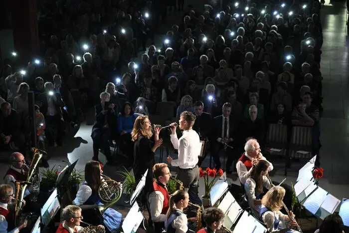 Gesanglich wurden sie dabei von Alexandra Klug, Sängerin von „Die Baend“, und Matthias Nebel, Voice-of-Germany-Teilnehmer, unterstützt.