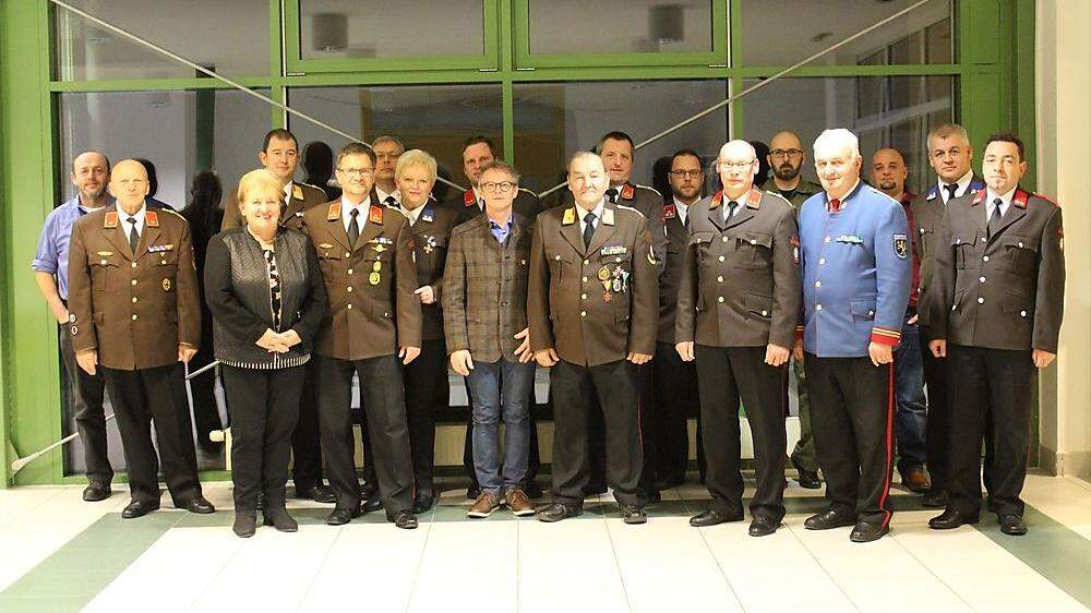 Vertreter der Betriebsfeuerwehr Borckenstein mit Ehrengästen