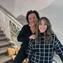 Zwei Frauen stehen auf einer Treppe und posieren für ein Foto. | Lorena Ehrensberger mit ihrer stolzen Chefin Barbara Seidl-Bein