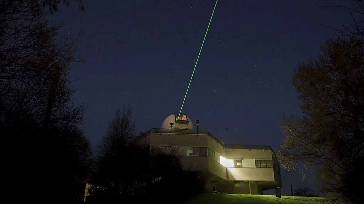 Die Laserstation am Grazer Lustbühel vermisst erfolgreich Satelliten