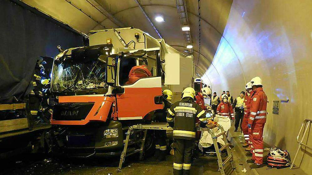 Beim Unfall im Massenbergtunnel wurde ein 55-jähriger Lkw-Lenker aus Bruck-Mürzzuschlag schwer verletzt