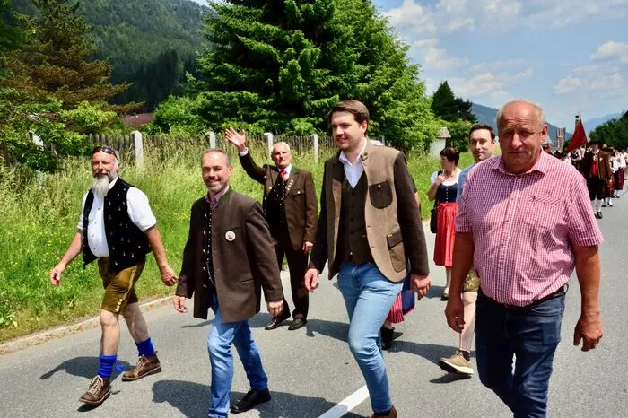 Von den Liedern verzaubern ließen sich auch LAbg Luca Burgstaller, die Bürgermeister Markus Salcher (Kirchbach) und Johannes Lenzhofer (Dellach), BH-Stellvertreter Günter Fian, Stadtrat Hannes Burgstaller (Hermagor) oder Kulturreferentin Barbara Plunger (Kirchbach). Die TK „Alpenrose“ Waidegg umrahmte Festzug wie Festakt blasmusikalisch.