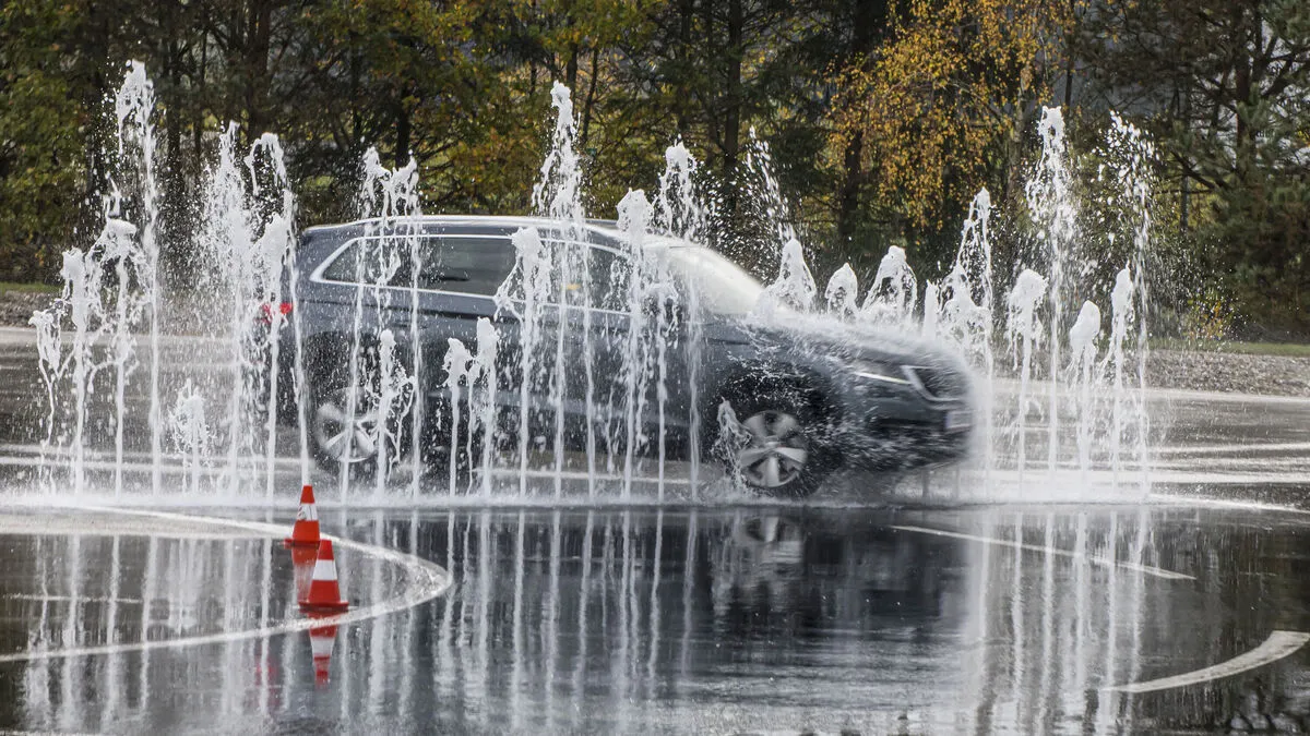 Schleudern, Driften, Bremsen - und zwischendurch ein paar Wasserfontänen. 