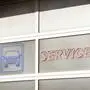 Ein Tor einer Werkstatt mit der Aufschrift „Service“