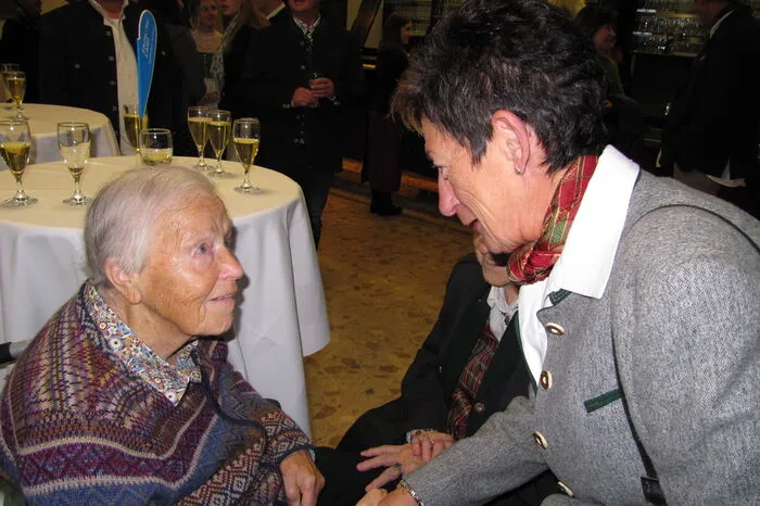 Bürgermeisterin Christine Holzweber im Gespräch mit Sepp Forchers Ehefrau Helene, genannt Helli