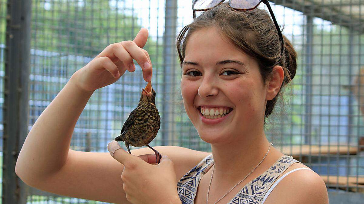 Lara Montiel (19) ist von ihren gefiederten Freunden sichtlich restlos begeistert