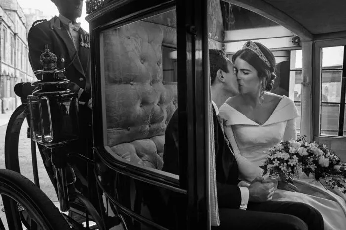 Auch eine Besonderheit: Prinzessin Eugenie und ihr Mann in einem Kussfoto in Schwarz-Weiß aus der Kutsche. Die Fotos stammen von Modefotograf Alex Bramall, er und Prinzessin Eugenie kennen sich von einem Shooting für die US-Ausgabe für das Hochglanz-Magazin "Harper's Bazaar" im Jahr 2016. 
