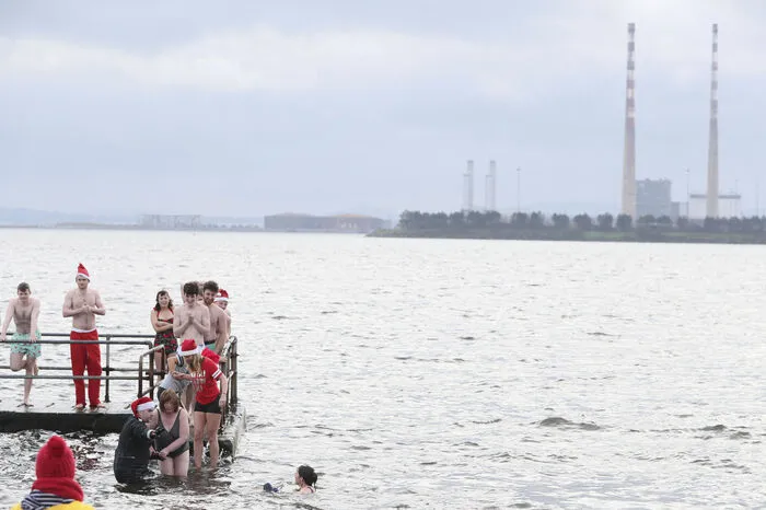 Brrrrr! Weihnachtsschwimmen in der irischen Hauptstadt Dublin.