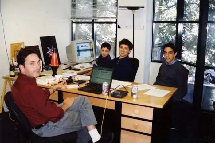 1999 zieht Google in das erste "echte" Büro. Palo Alto wird zum Standort, das Bürogebäude teilt man sich mit PayPal oder Logitech. Für Google beginnt eine rasante Wachstumsgeschichte, die bald mit einer ersten 25-Millionen-Dollar-Investition startet. 