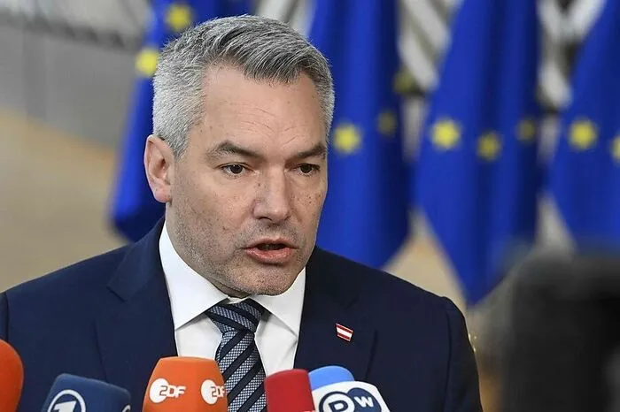 "Dass wir in der Volkspartei gerade schwere Zeiten haben, ist ja kein Geheimnis." - Kurz-Nachlassverwalter Karl Nehammer hat es auch nicht leicht.