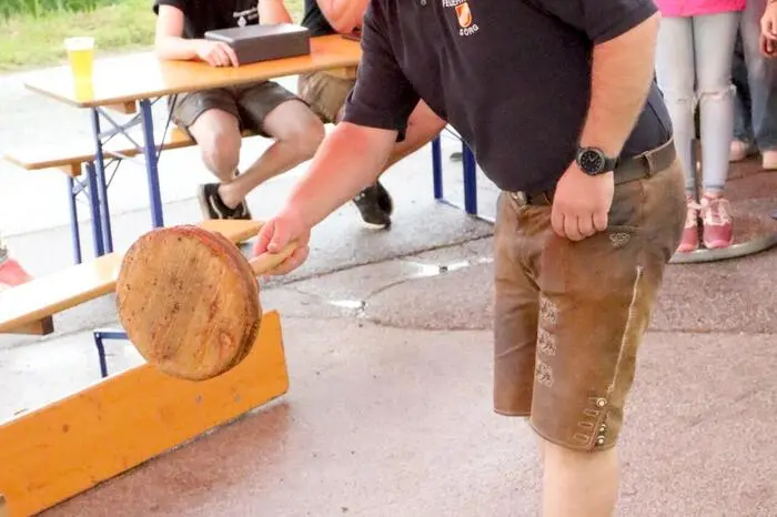 Auf 840 Metern Seehöhe gesehen wurden am Freitagabend unter anderem Feuerwehrkommandant Ewald Berger (Foto) mit Stellvertreter Lukas Wieser, Bezirksfeuerwehrkommandant Friedl Monai, Abschnittsfeuerwehrkommandant (AFK) Klaus Ertl sowie die Unternehmer Gerhard Pirker und Hubert Esslegger. 