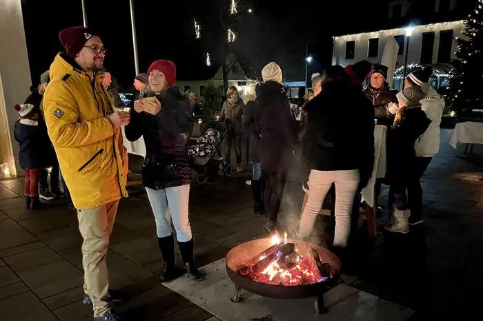 Pfarrer Maciej Trawka segnete die Holzkrippe mit lebensgroßen Figuren. Die musikalische Umrahmung und Darbietungen der Volksschulkinder unterstrich die Ruhe zum Beginn der Weihnachts- und Adventszeit.