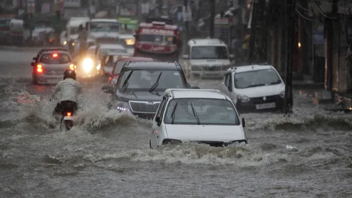 In Jammu überfluteten die Monsun-Regenfälle Straßen.