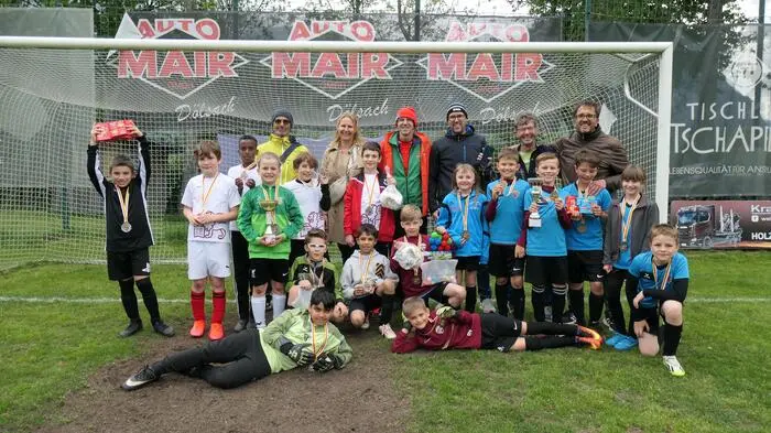 Die beiden besten Mannschaften stellten die Volksschule Oberlienz und die Volksschule Michael Gamper aus Lienz. Unterstützt wurden die Fußballtalente von Edwin Frotschnig, Carolin Steiner, Walter Schneider, Andreas Köck, Peter Maier und Egon Wibmer