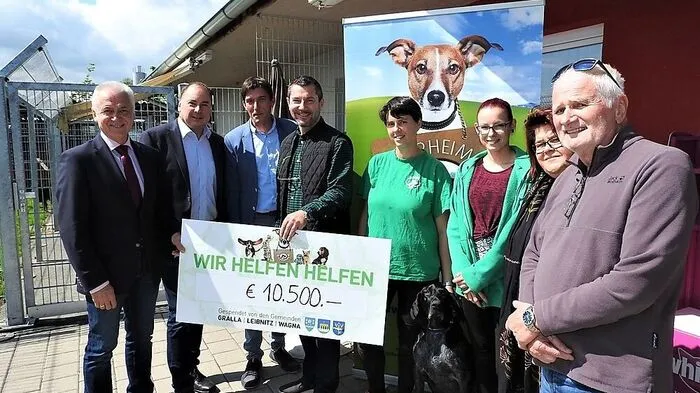 Strahlende Gesichter bei der Scheckübergabe im Adamhof