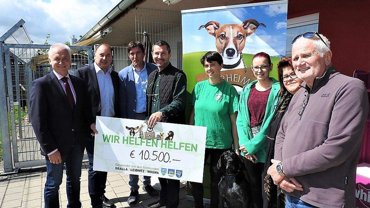 Strahlende Gesichter bei der Scheckübergabe im Adamhof