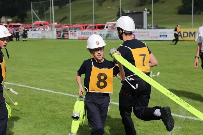 Nach der offiziellen Eröffnung kämpften rund 600 Mitglieder der Feuerwehrjugend mit zahlreichen Bewerbsteams in den Wertungsklassen Bronze und Silber um jede Sekunde und die bestmöglichen Platzierungen. 