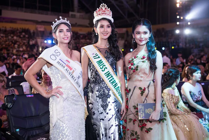 Seitdem überschlagen sich die Eindrücke: glamouröse Abendevents, Sightseeing-Touren mit La Hong durch SEIN Vietnam und die Einladung zur Wahl der Miss Vietnam inklusive Red Carpet – ein tolles Erlebnis folgt dem Nächsten.