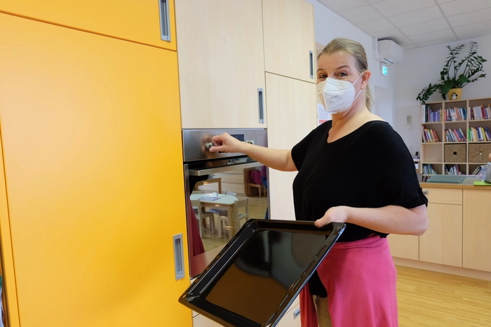 Christine Schwarzenberger lädt Kinder und Erwachsene ein, in der Küche mit verschiedenen Zutaten zu experimentieren.