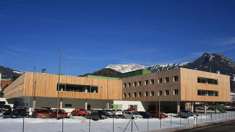 Naturholz zieht sich durch die Gestaltung des Neubaues des Pflegezentrums	
