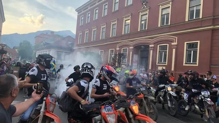 Der "Sturm auf Eisenerz" ist immer ein Höhepunkt während der Red Bull Erzbergrodeos. Freitagabend war es wieder soweit.